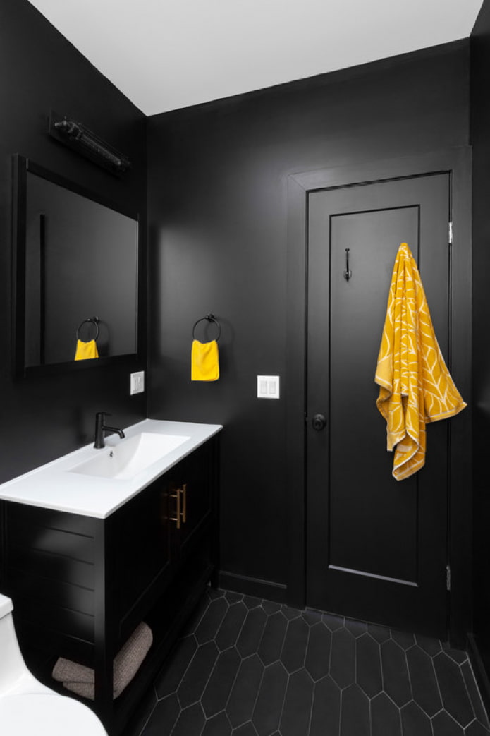 salle de bain noire avec jaune