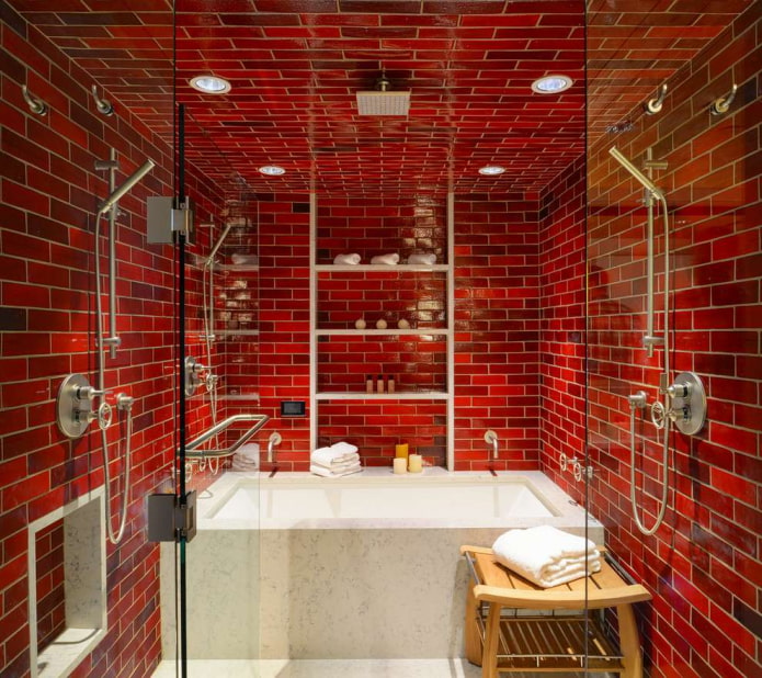 murs rouges dans la salle de bain