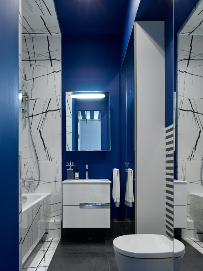 murs bleus dans la salle de bain