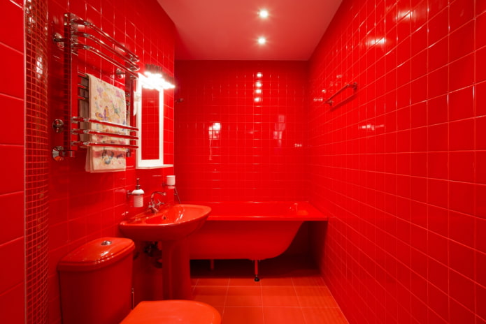 salle de bain complètement rouge