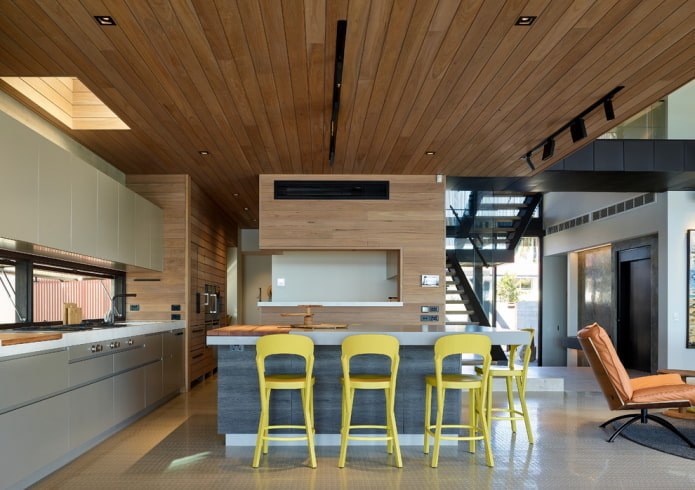 plafond en bois à l'intérieur de la cuisine