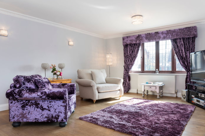 rideaux de velours violet dans le salon