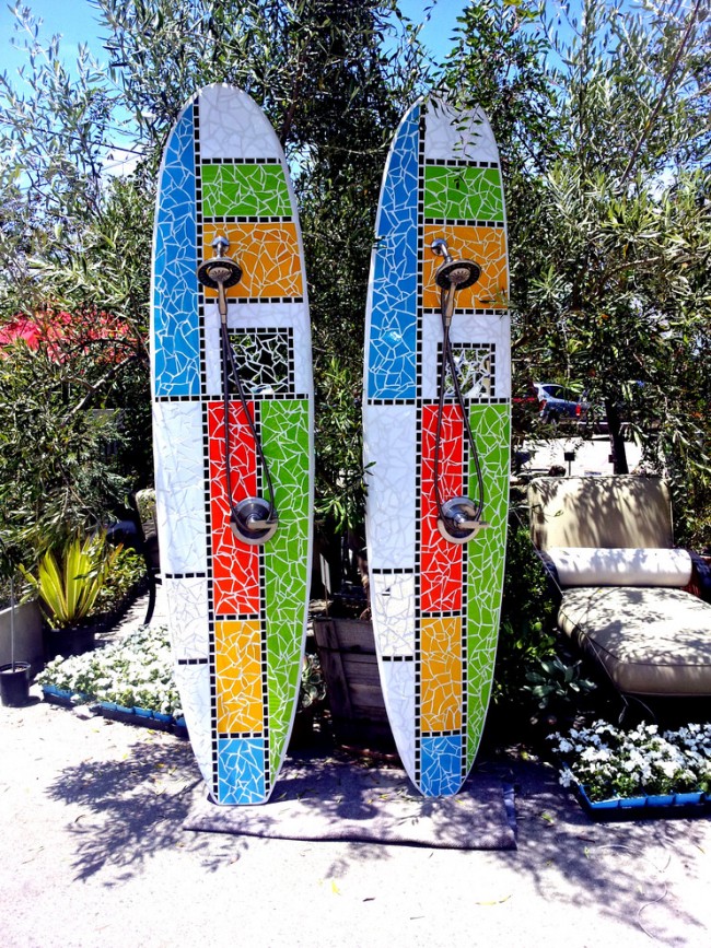 La seconde vie d'une planche de surf : un projet de mosaïque DIY populaire