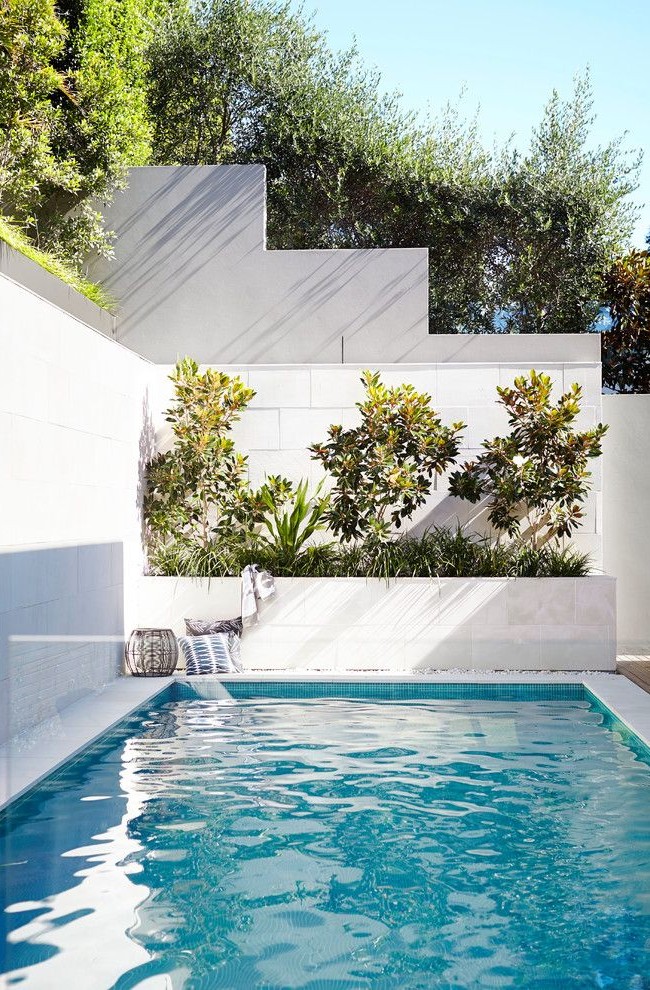 Un aménagement paysager compétent vous permettra de transformer de manière rentable l'espace autour de la piscine