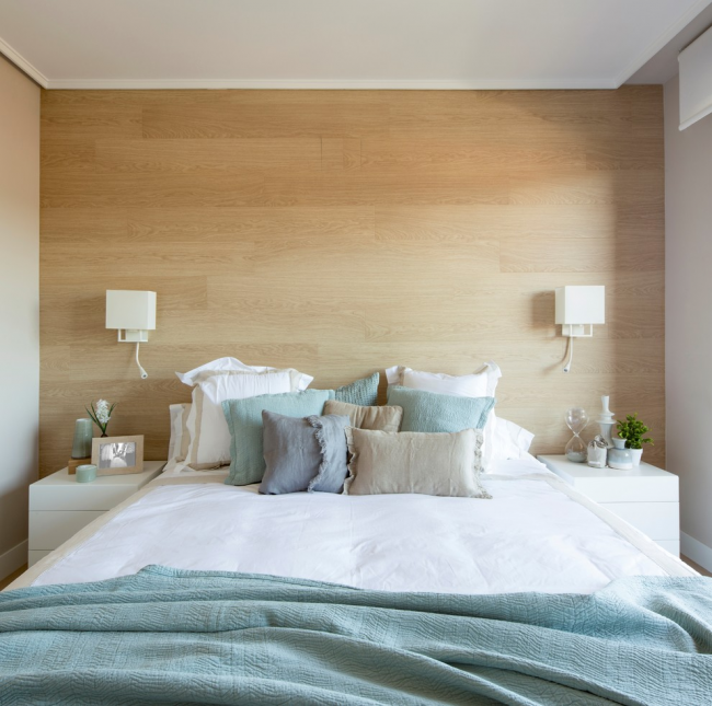 Petite chambre confortable avec un stratifié clair au mur
