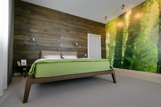 Chambre à coucher de style écologique avec un beau stratifié marron au mur