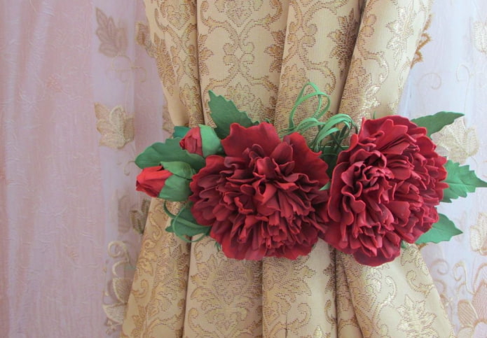 clous pour rideaux avec des fleurs de foamiran