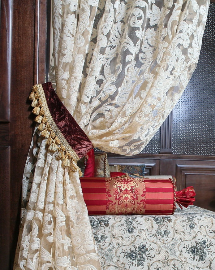 rideaux décorés de pompons