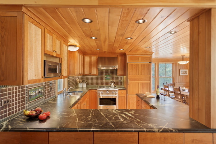panneaux de plafond en bois dans la cuisine