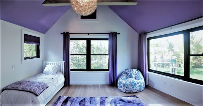 plafond violet dans la pépinière