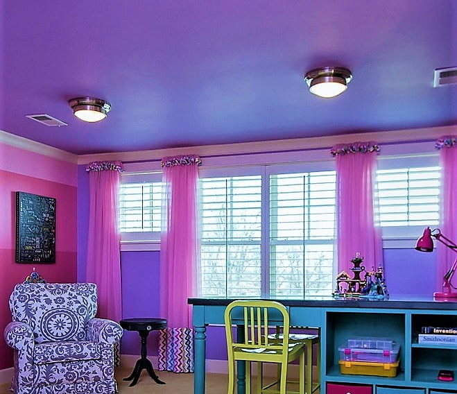 les murs roses sont combinés avec un plafond lilas