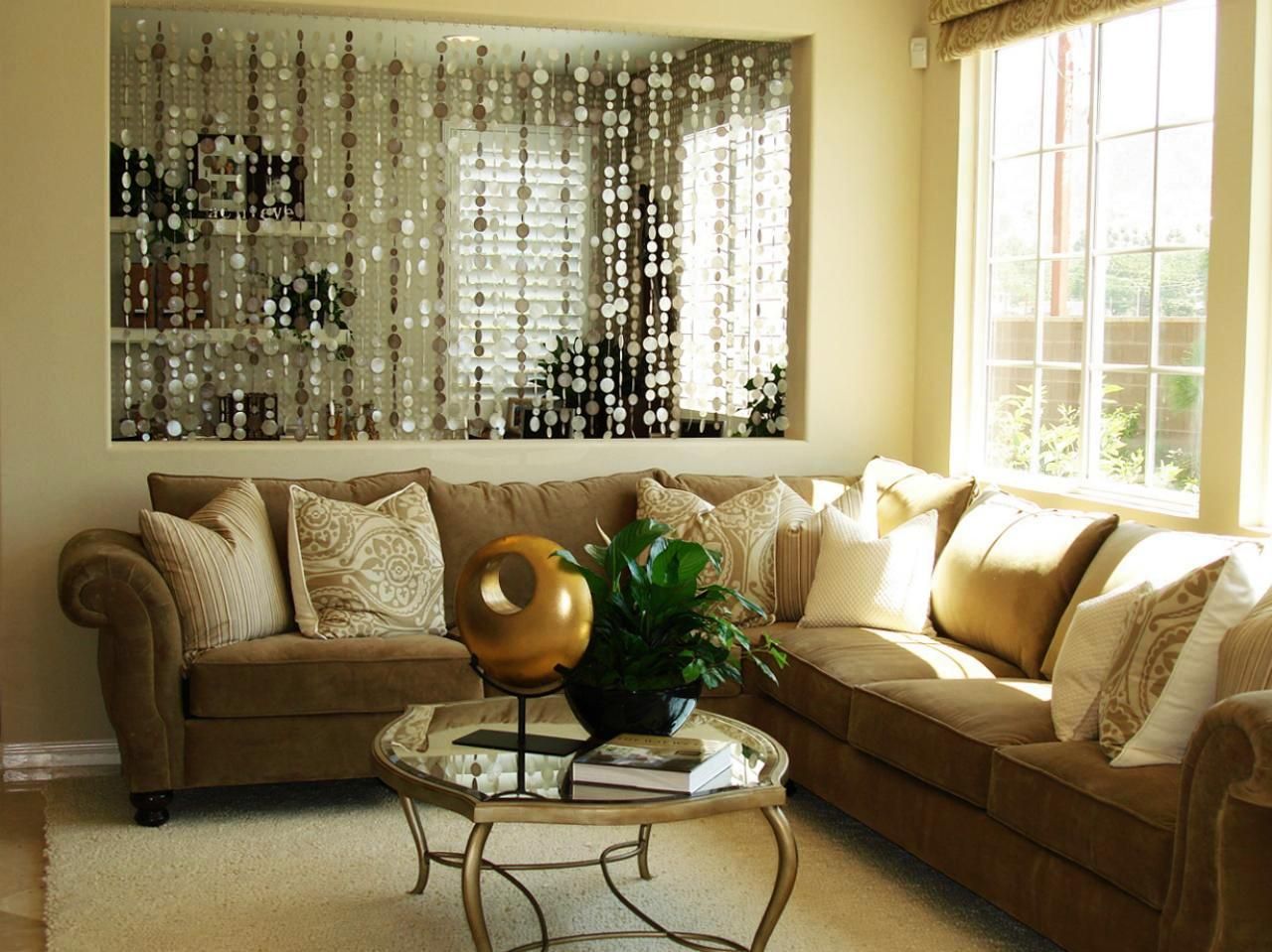 Les rideaux faits d'éléments en nacre complètent parfaitement le salon dans des couleurs calmes et sobres 