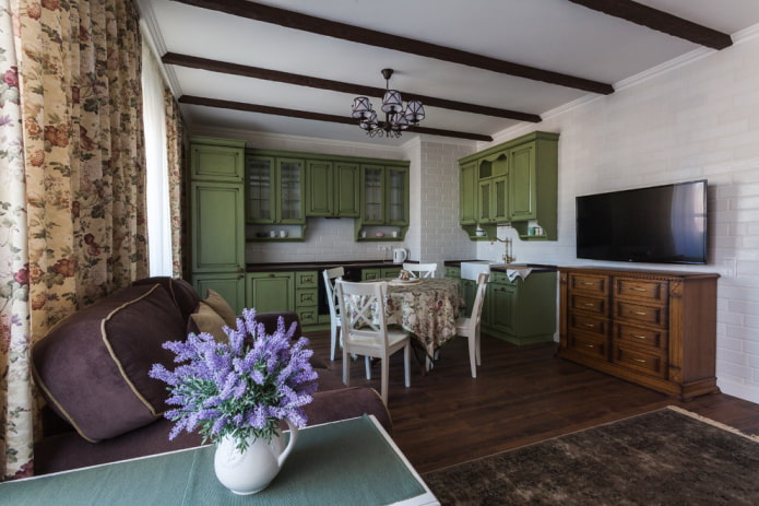 décoration et textiles à l'intérieur de la cuisine-salon dans le style provençal