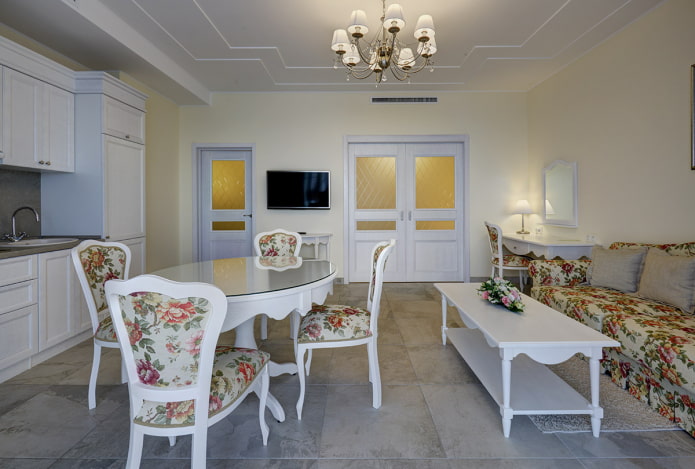 intérieur de la cuisine-séjour dans le style provençal