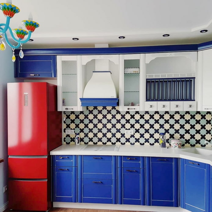 réfrigérateur rouge dans la cuisine