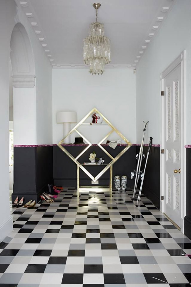 Carrelage à carreaux contrastants dans un hall noir et blanc