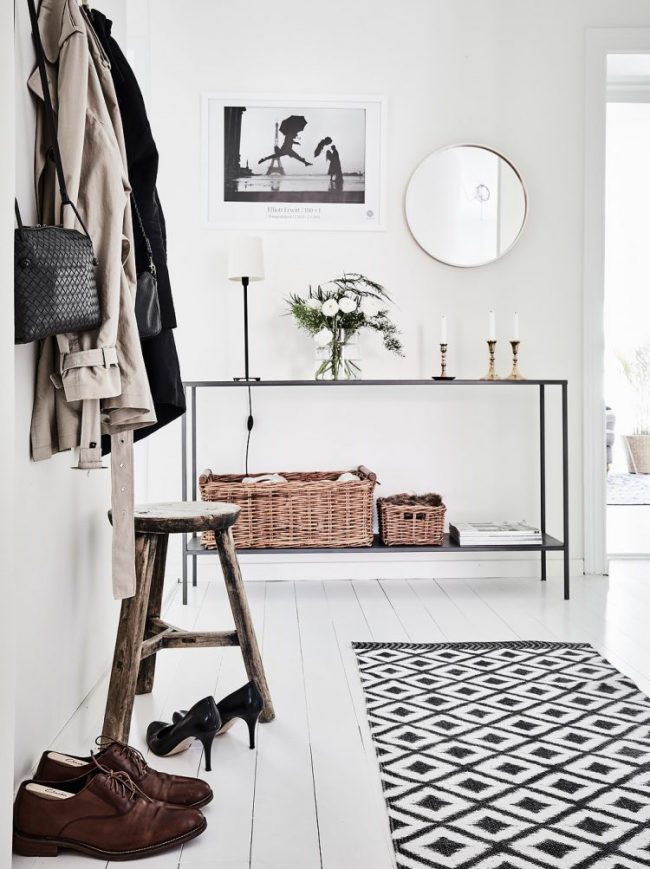 Un petit tapis léger ajoutera du confort à un couloir blanc