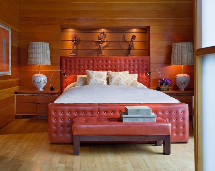 Le lit de cuir rouge est élégant