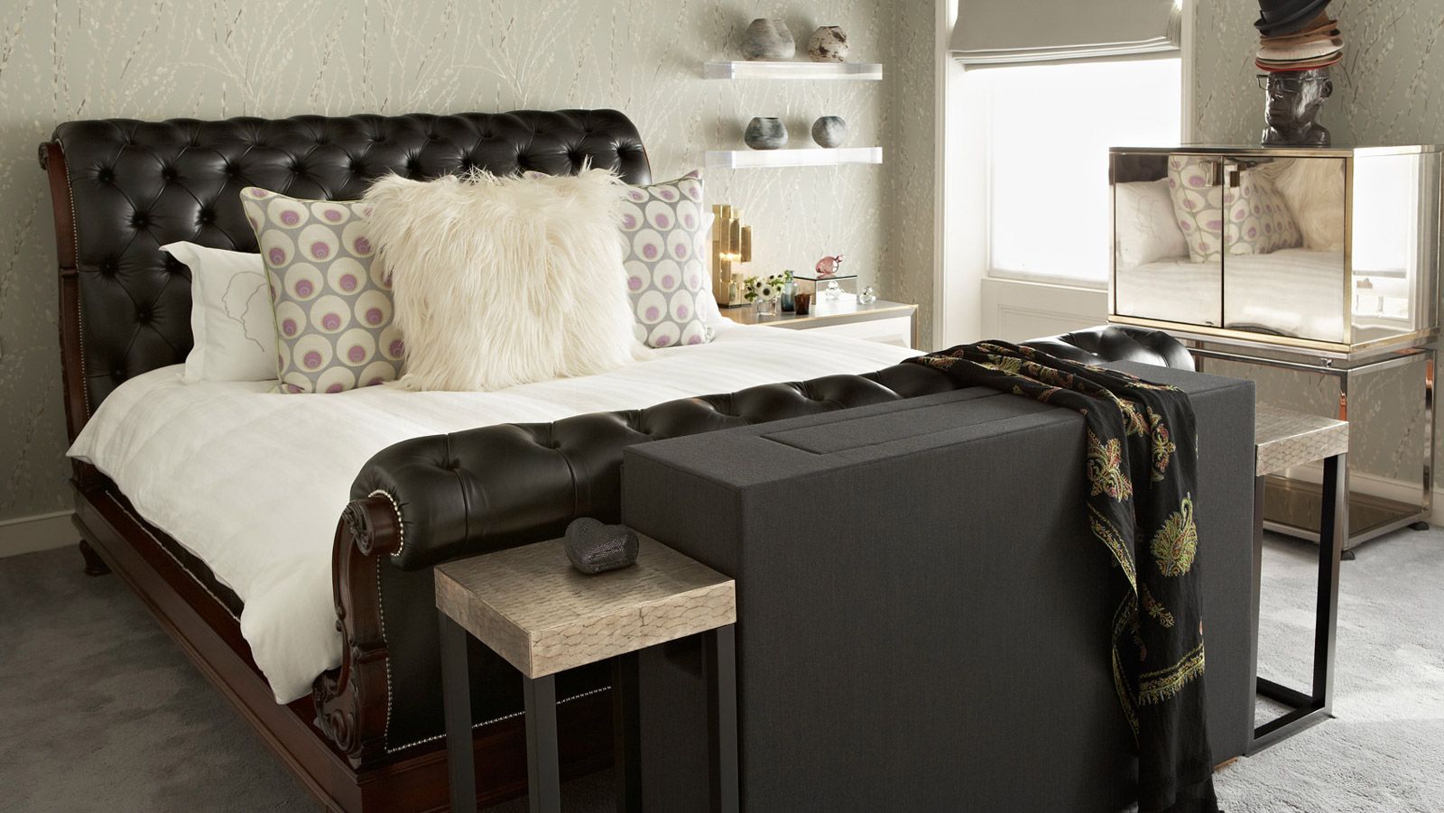 Un lit en cuir au design élégant illuminera votre chambre