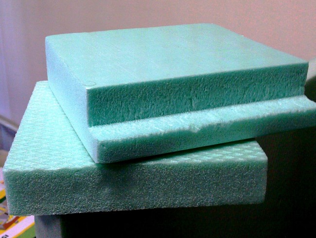 Le polystyrène expansé est un matériau rempli de gaz obtenu à partir de polystyrène et de ses dérivés