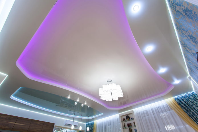 éclairage de plafond violet et néon