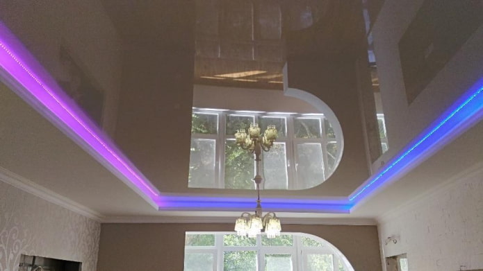 éclairage de plafond violet et néon