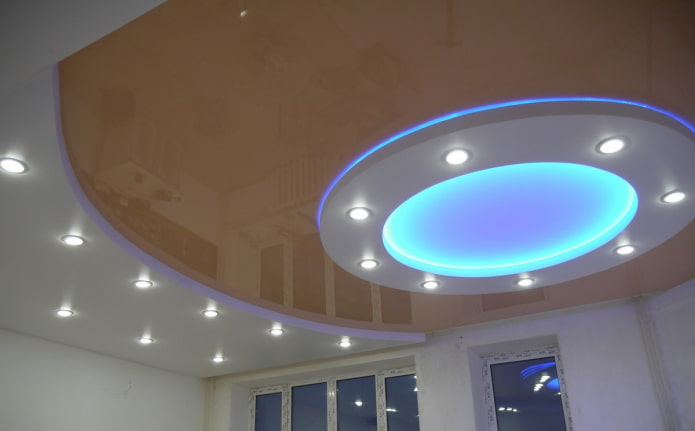 construction de plafond à plusieurs niveaux avec différents types d'éclairage