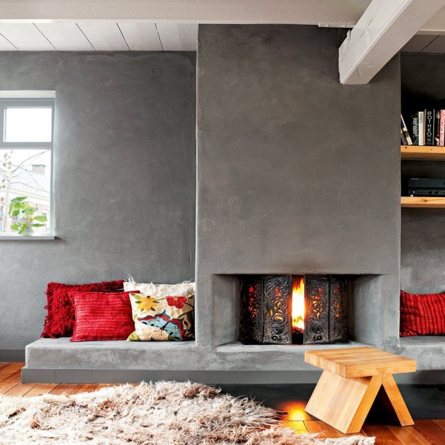 Le mur de la cheminée offre des sièges chaleureux et confortables et une détente 