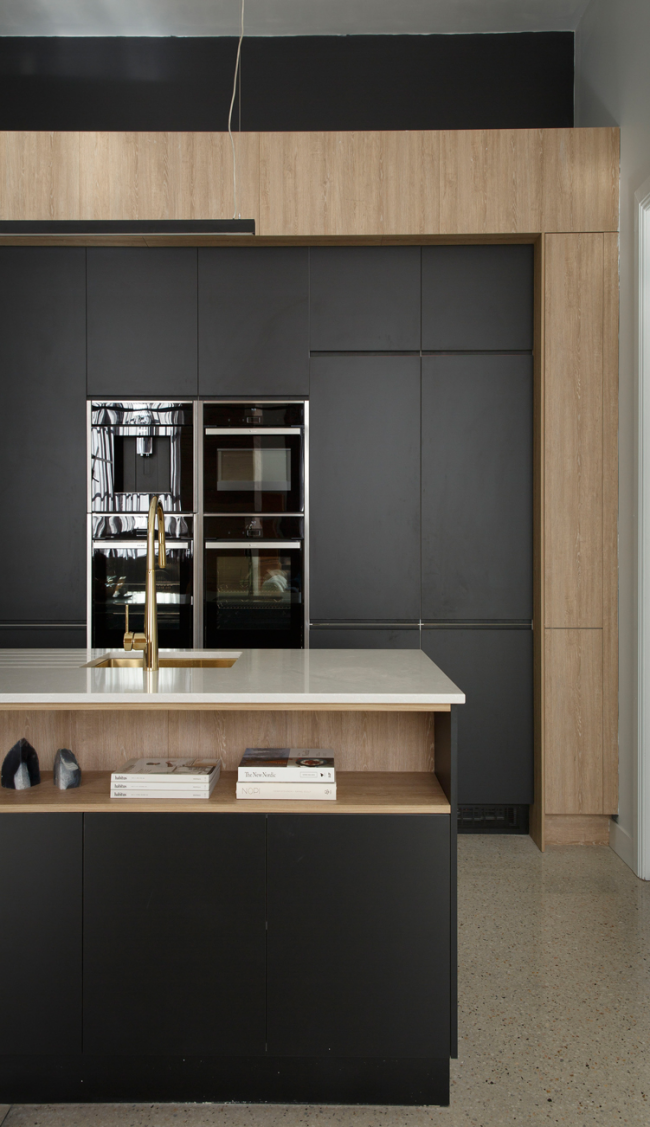 Design élégant de la façade de la cuisine en noir mat et bois clair