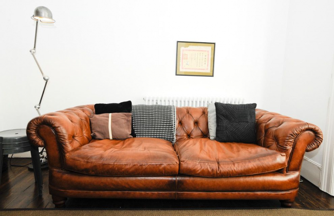 Canapé Chesterfield marron en cuir dans un intérieur moderne