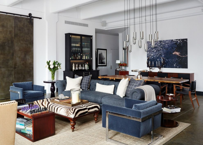 Les meubles rembourrés bleus désaturés avec un canapé classique conviennent à un salon traditionnel