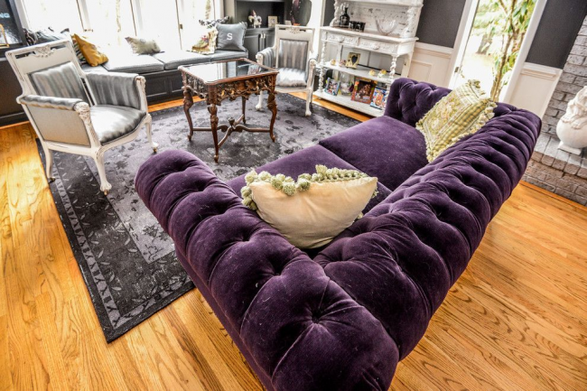 Style fusion dans le salon avec un luxueux canapé Chesterfield violet