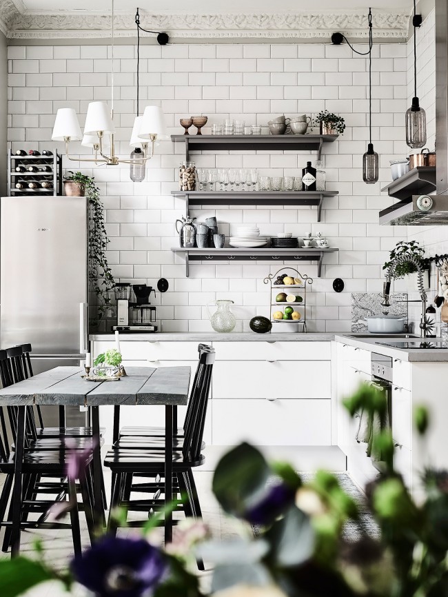Petite cuisine scandinave cosy aux couleurs noir et blanc