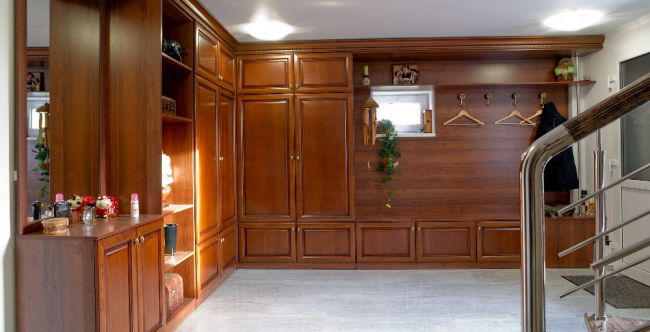 Meuble d'angle classique en bois pour un grand couloir