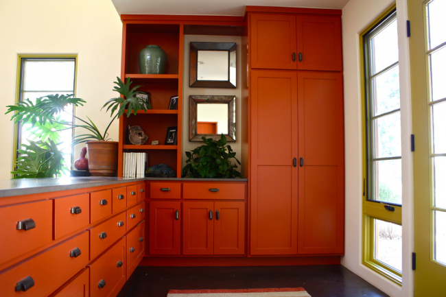 Armoire d'angle orange vif pour le hall d'entrée d'une maison privée
