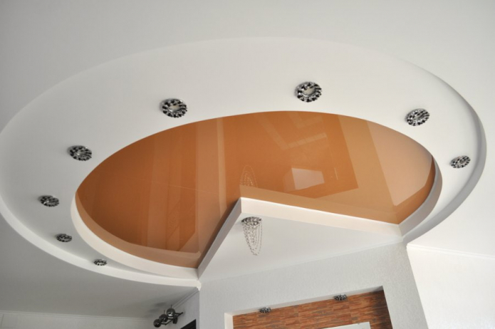 structure de plafond tendu blanc-brun