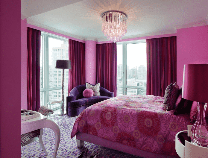intérieur de chambre rose et lilas