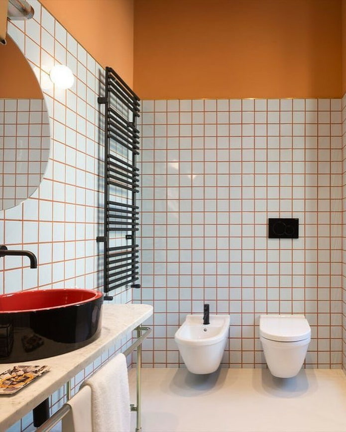 carreaux blancs avec coulis à l'intérieur de la salle de bain