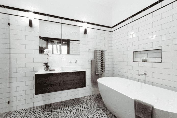carreaux blancs avec des briques à l'intérieur de la salle de bain