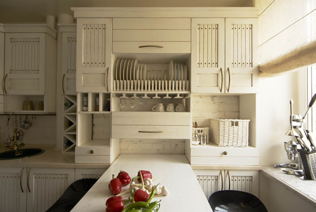 La cuisine légère en bois a l'air confortable et inhabituellement élégante