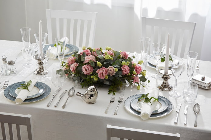 dressage de table avec des fleurs