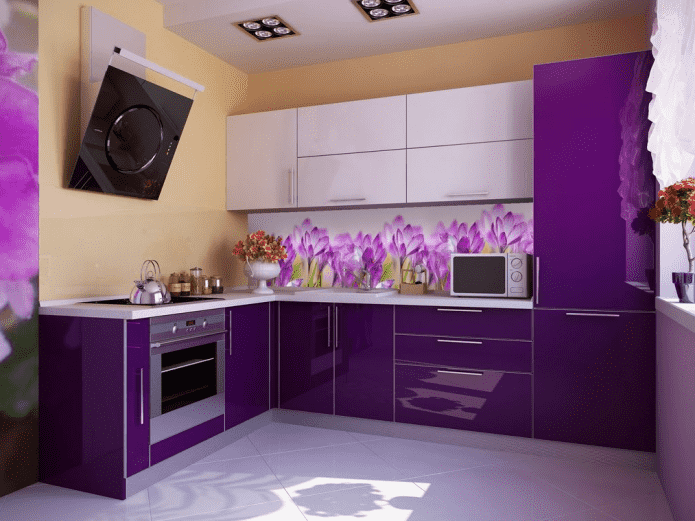 conception de cuisine dans des tons violets avec des accents jaunes