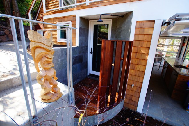 Design réfléchi, confortable et beau : le deuxième porche d'une maison de campagne avec douche d'été