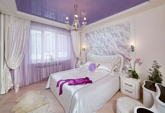 plafond tendu violet dans la chambre