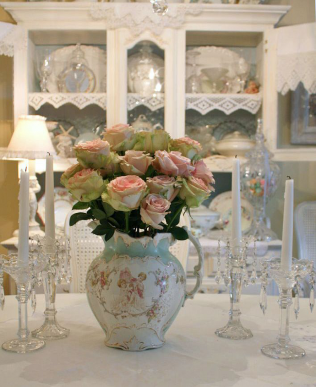 Belle carafe à fleurs vintage de style provençal