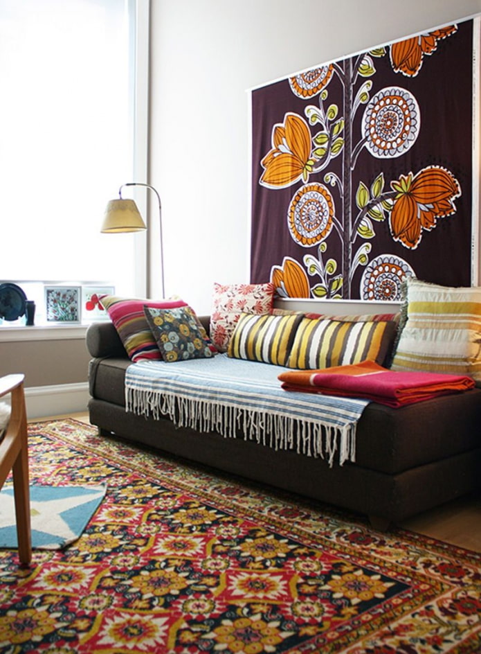 tapisserie moderne sur canapé