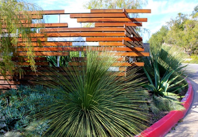 Clôtures en bois et clôtures pour la maison.  La conception des clôtures en bois modernes est très diversifiée et l'accent est souvent mis sur l'impression visuelle.