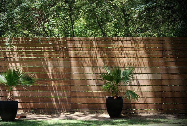 Clôtures en bois et clôtures pour la maison.  Une clôture en bois complète naturellement l'aménagement paysager du site