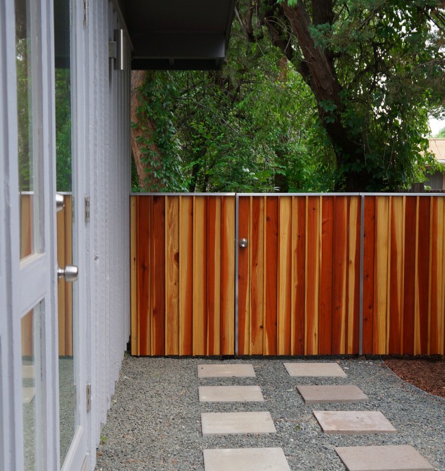 Clôtures en bois et clôtures pour la maison.  Le grain du bois naturel n'est pas moins beau que la pierre naturelle ou les motifs artificiels