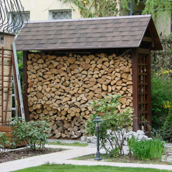 Un abri à bois soigné avec une toiture de qualité